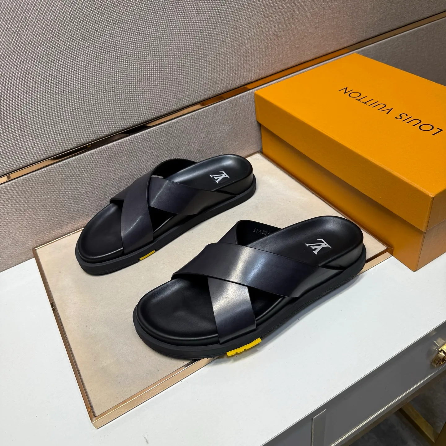 Men's men's shoes 💰pp420 [LV～] Men's casual slippers 2025z cabinet sales simultaneously 🔶Size: 38-44#️⃣ 🔷4 colors🔜The upper is made of cowhide stitching ➕Cowhide lining, comfortable and breathable, sole: original comfortable, wear-resistant and non-slip outsole, ⚠️Real 📱Photography🎬The real thing is better📢📢📢